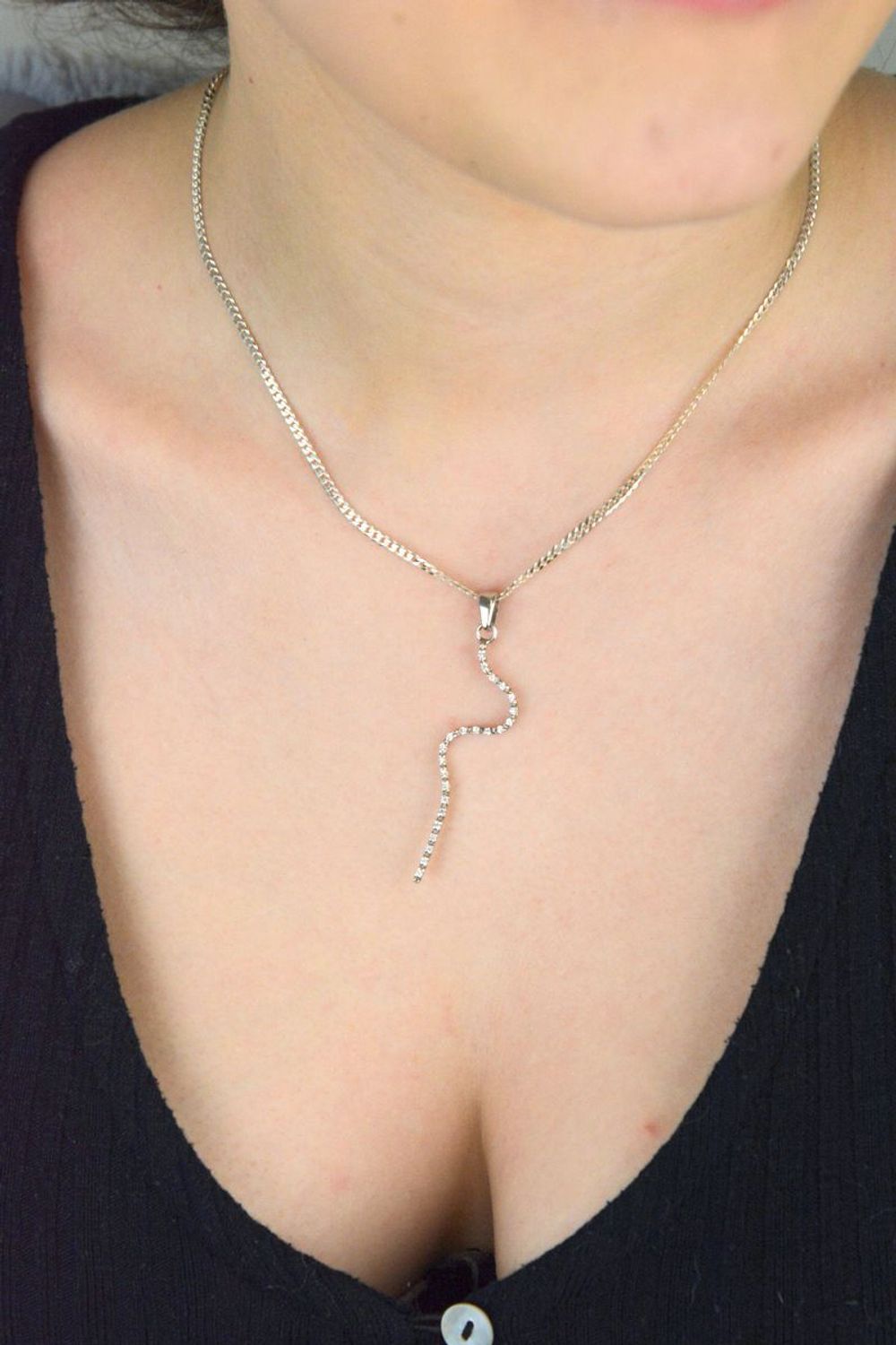 Zawieszka damska W 1580 wykonana ze srebra próby 925. Długość 5,5 cm, zdobiona drobną cyrkonią o szerokości 1 mm, waga 1,91 g. Smukła, elegancka biżuteria na każdą okazję.1.jpg